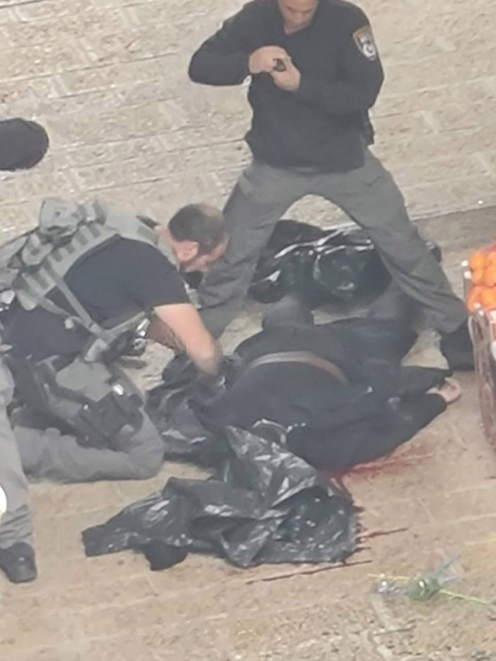 مقتل فلسطيني تنكر بزي يهودي وإصابة رجال أمن إسرائيليين صورة رقم 2 مقتل فلسطيني تنكر بزي يهودي وإصابة رجال أمن إسرائيليين صورة رقم 2