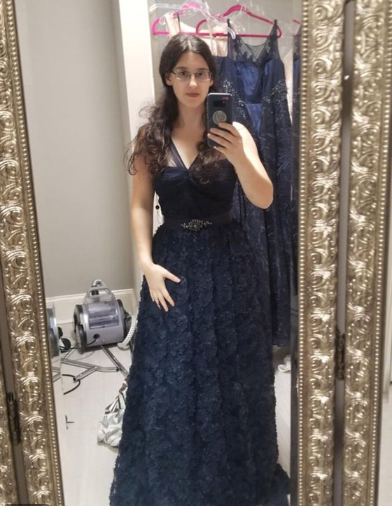 فتيات لم يختارن الفستان الأبيض في حفل زفافهن.. ملابسهن ستدهشك صورة رقم 2