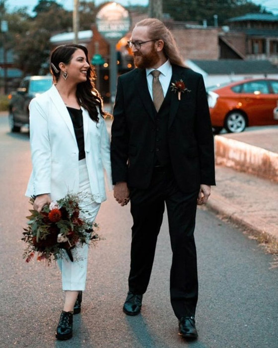 فتيات لم يختارن الفستان الأبيض في حفل زفافهن.. ملابسهن ستدهشك صورة رقم 4