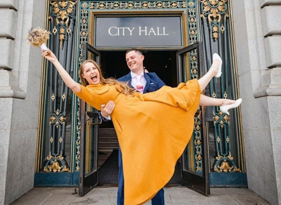 فتيات لم يختارن الفستان الأبيض في حفل زفافهن.. ملابسهن ستدهشك صورة رقم 6