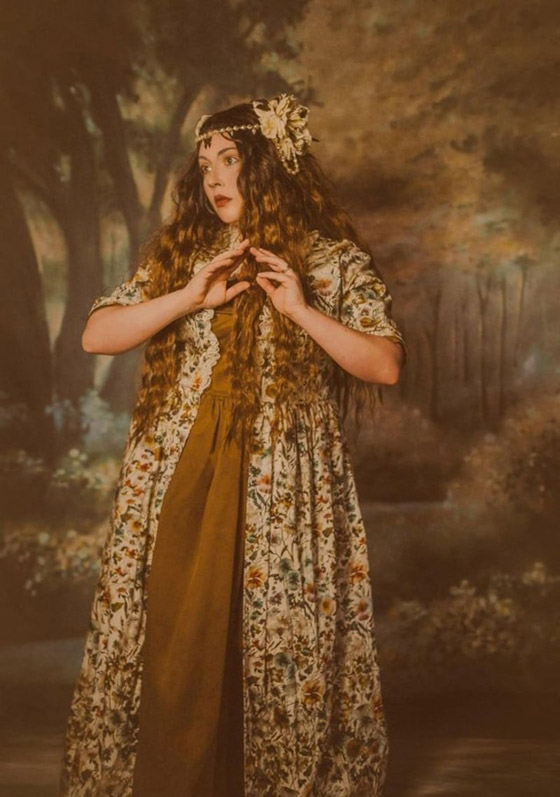 فتيات لم يختارن الفستان الأبيض في حفل زفافهن.. ملابسهن ستدهشك صورة رقم 8