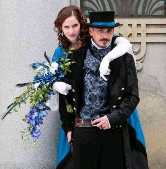 فتيات لم يختارن الفستان الأبيض في حفل زفافهن.. ملابسهن ستدهشك صورة رقم 11