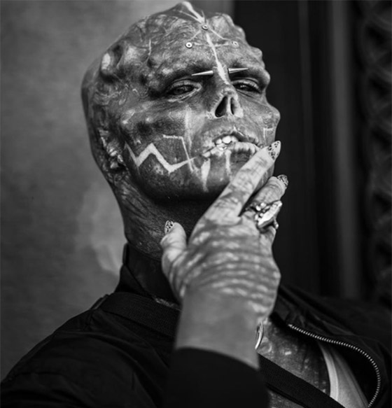 صور صادمة: شاب يشوه وجهه ويقطع أصابعه ليشبه الكائنات الفضائية! صورة رقم 12