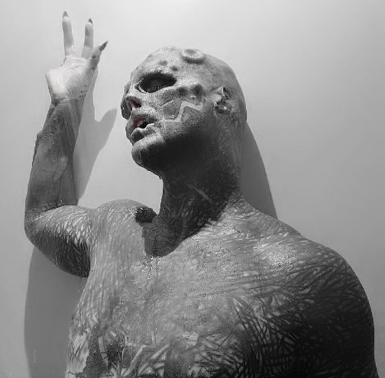 صور صادمة: شاب يشوه وجهه ويقطع أصابعه ليشبه الكائنات الفضائية! صورة رقم 1