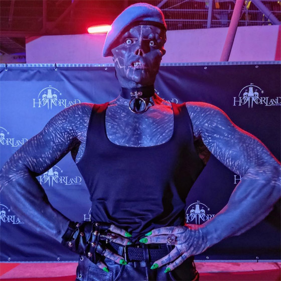 صور صادمة: شاب يشوه وجهه ويقطع أصابعه ليشبه الكائنات الفضائية! صورة رقم 13