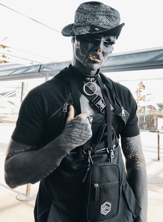 صور صادمة: شاب يشوه وجهه ويقطع أصابعه ليشبه الكائنات الفضائية! صورة رقم 14