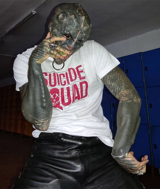 صور صادمة: شاب يشوه وجهه ويقطع أصابعه ليشبه الكائنات الفضائية! صورة رقم 15