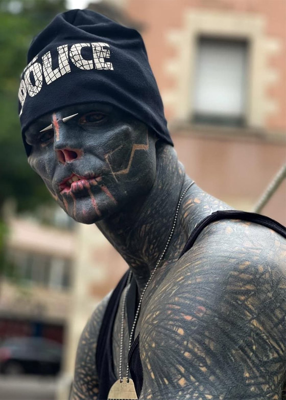 صور صادمة: شاب يشوه وجهه ويقطع أصابعه ليشبه الكائنات الفضائية! صورة رقم 16