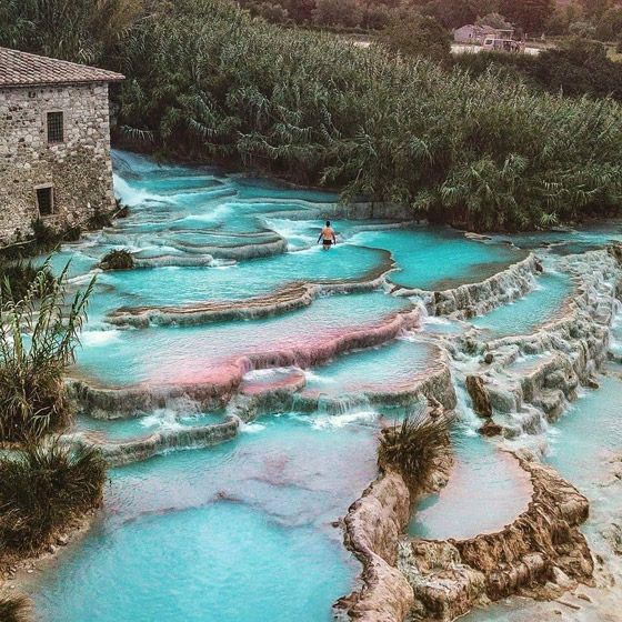 مياه هادئة ومناظر طبيعية لا تصدق.. إليكم أفضل 10 ينابيع ساخنة في العالم صورة رقم 8 مياه هادئة ومناظر طبيعية لا تصدق.. إليكم أفضل 10 ينابيع ساخنة في العالم صورة رقم 8