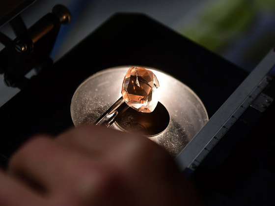 وداعا لمشكلة تكسر الشاشات.. علماء يبتكرون زجاجا فائق الصلابة صورة رقم 5 وداعا لمشكلة تكسر الشاشات.. علماء يبتكرون زجاجا فائق الصلابة صورة رقم 5