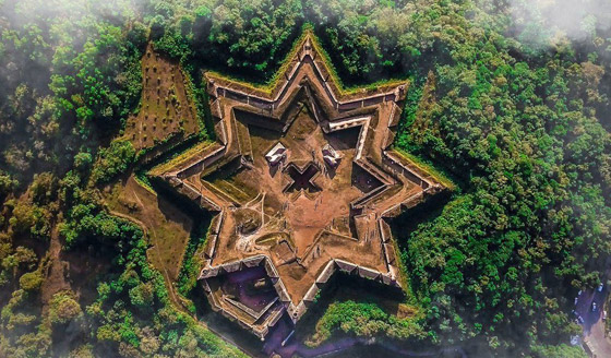 مصممة على شكل نجمة.. اكتشفوا ميزات قلعة مانجاراباد الفريدة في الهند صورة رقم 2 مصممة على شكل نجمة.. اكتشفوا ميزات قلعة مانجاراباد الفريدة في الهند صورة رقم 2