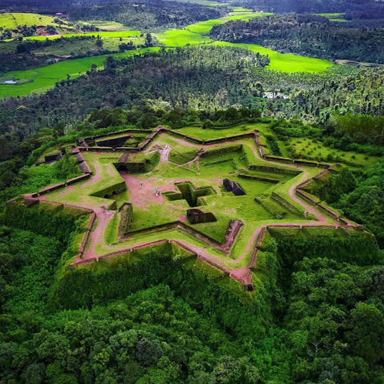 مصممة على شكل نجمة.. اكتشفوا ميزات قلعة مانجاراباد الفريدة في الهند صورة رقم 1 مصممة على شكل نجمة.. اكتشفوا ميزات قلعة مانجاراباد الفريدة في الهند صورة رقم 1