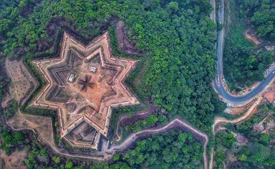 مصممة على شكل نجمة.. اكتشفوا ميزات قلعة مانجاراباد الفريدة في الهند صورة رقم 16 مصممة على شكل نجمة.. اكتشفوا ميزات قلعة مانجاراباد الفريدة في الهند صورة رقم 16