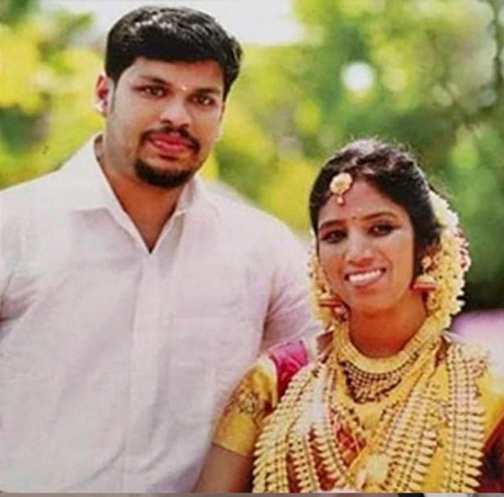 يستخدم أفعى سامة لقتل زوجته وهي نائمة صورة رقم 5