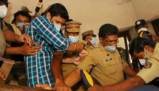 يستخدم أفعى سامة لقتل زوجته وهي نائمة صورة رقم 6