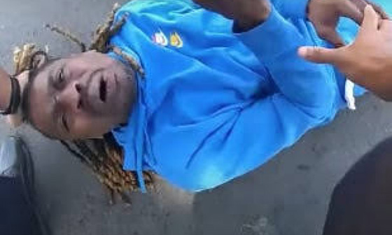 بالفيديو.. تعامل الشرطة الأمريكية مع رجل أسود مشلول يثير جدلا واسعا صورة رقم 3 بالفيديو.. تعامل الشرطة الأمريكية مع رجل أسود مشلول يثير جدلا واسعا صورة رقم 3