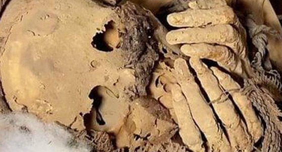 بالصور.. مومياء غريبة مكبلة اليدين بالحبال في مقبرة تحت الأرض! صورة رقم 5