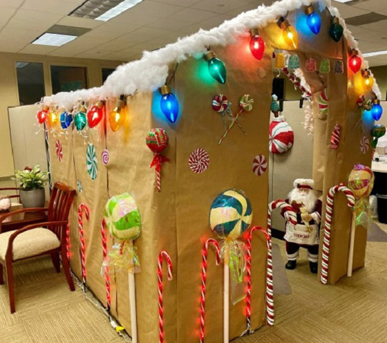 تحول مقصورة مكتبها إلى منزل مستوحى من منزل خبز الزنجبيل صورة رقم 2