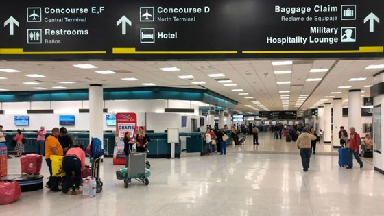 رجل يسافر من باربادوس إلى ميامي مع مسدس في جيبه صورة رقم 5