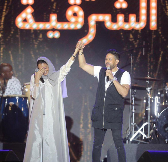 فيديو وصور محمد حماقي وموقف محرج: معجب يرمي هاتف على رأسه! صورة رقم 3