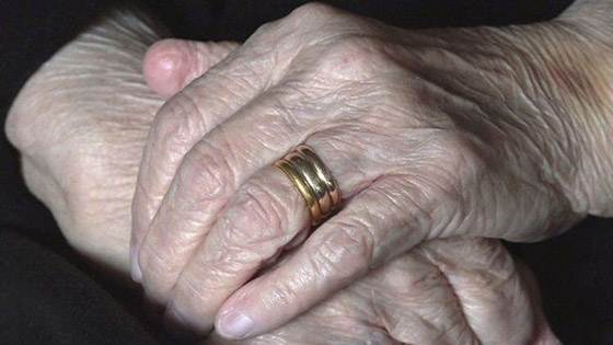 سيدة بريطانية تستعيد خاتم زواجها بعدما ضاع قبل 50 عاما.. صور صورة رقم 5 سيدة بريطانية تستعيد خاتم زواجها بعدما ضاع قبل 50 عاما.. صور صورة رقم 5