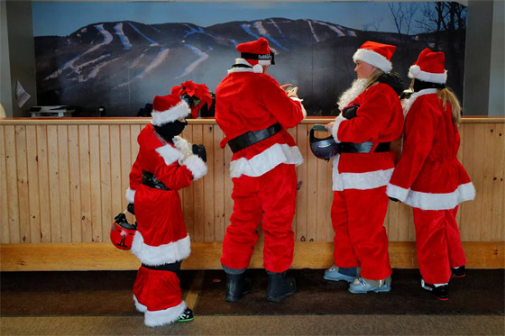 بالصور: سانتا كلوز (بابا نويل) قادم من جميع أنحاء العالم صورة رقم 8