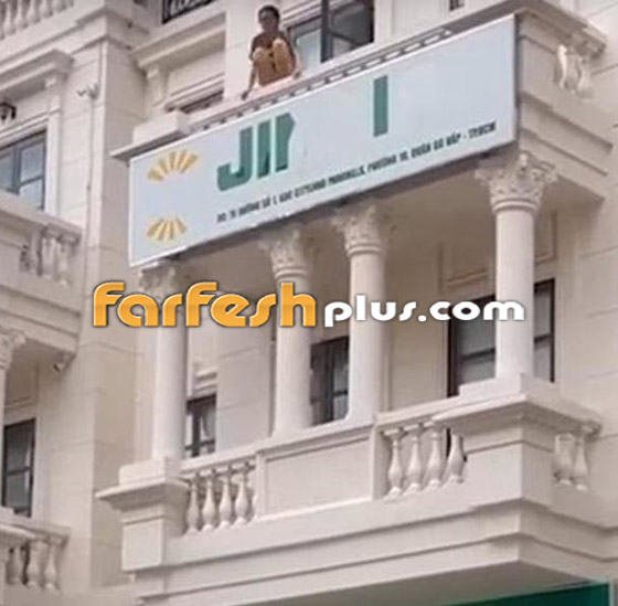 فيديو يحبس الأنفاس: شاب شجاع ينقذ فتاة من الانتحار بقفزة لا تصدق! صورة رقم 1 فيديو يحبس الأنفاس: شاب شجاع ينقذ فتاة من الانتحار بقفزة لا تصدق! صورة رقم 1