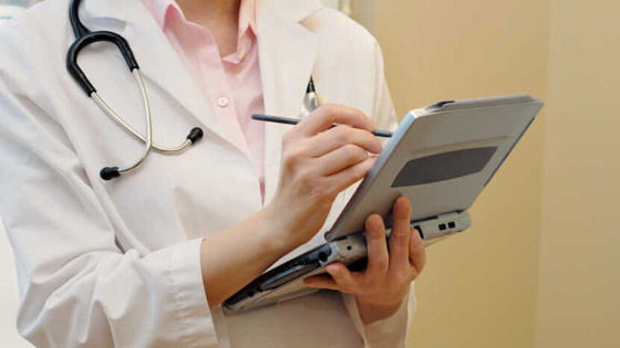 طبيب يدون ملاحظاته على جسم مريضه صورة رقم 3