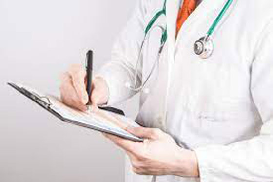 طبيب يدون ملاحظاته على جسم مريضه صورة رقم 2