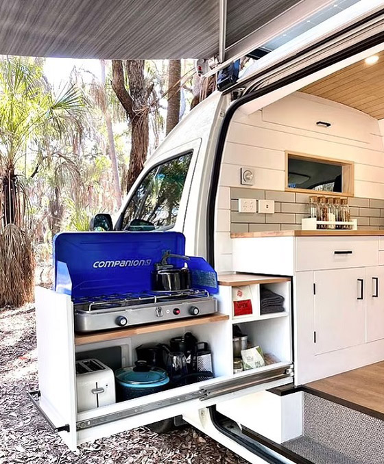 يكسبان الآلاف عبر تحويل الشاحنات الصغيرة إلى منازل صورة رقم 3