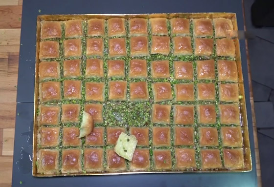 فيديو وصور: أغلى بقلاوة في العالم معروضة للبيع في تركيا بمبلغ خيالي! صورة رقم 10 فيديو وصور: أغلى بقلاوة في العالم معروضة للبيع في تركيا بمبلغ خيالي! صورة رقم 10