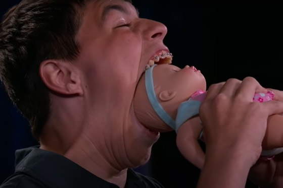 فيديو وصور: أمريكي يدخل موسوعة غينيس لامتلاكه أكبر فم في العالم صورة رقم 13 فيديو وصور: أمريكي يدخل موسوعة غينيس لامتلاكه أكبر فم في العالم صورة رقم 13