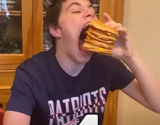 فيديو وصور: أمريكي يدخل موسوعة غينيس لامتلاكه أكبر فم في العالم صورة رقم 15 فيديو وصور: أمريكي يدخل موسوعة غينيس لامتلاكه أكبر فم في العالم صورة رقم 15