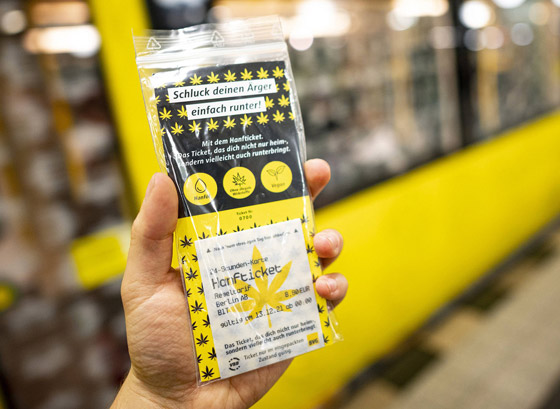 تذكرة صالحة للأكل بنكهة القنب! شركة نقل ألمانية تغري الركاب بعيد الميلاد صورة رقم 1