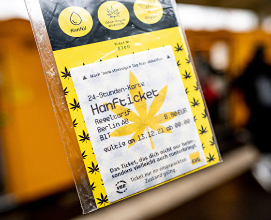 تذكرة صالحة للأكل بنكهة القنب! شركة نقل ألمانية تغري الركاب بعيد الميلاد صورة رقم 7