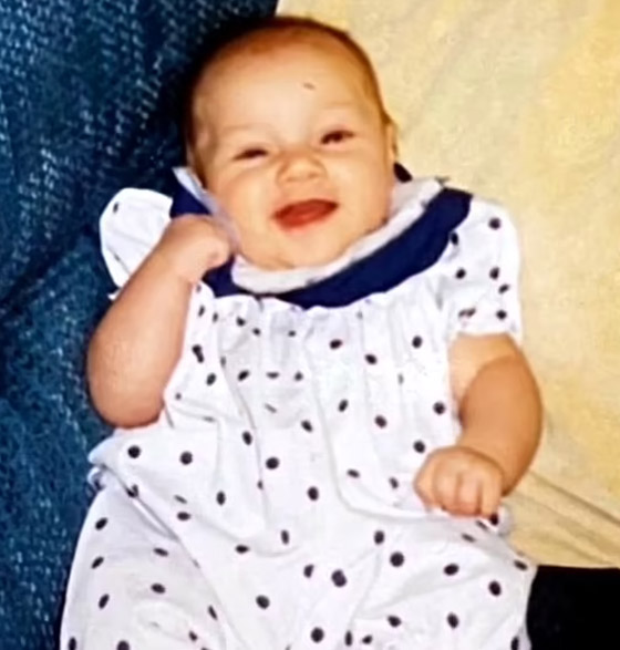 سيدة أمريكية (22 عاما) سيدة أمريكية (22 عاما)