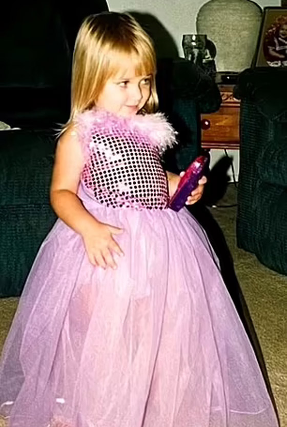 سيدة أمريكية (22 عاما) سيدة أمريكية (22 عاما)