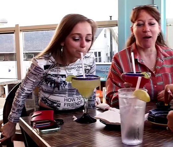 سيدة أمريكية (22 عاما) سيدة أمريكية (22 عاما)