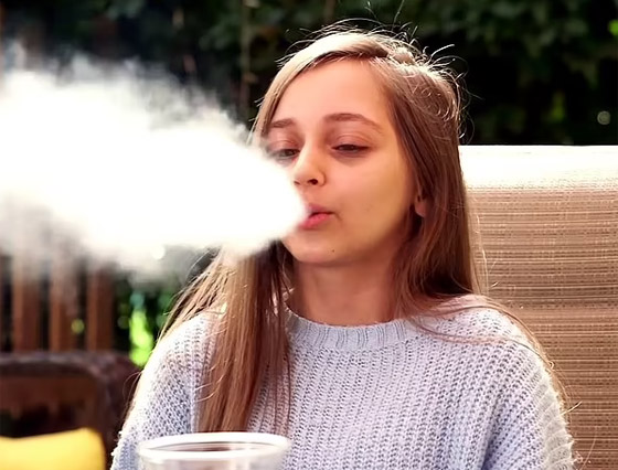 سيدة أمريكية (22 عاما) سيدة أمريكية (22 عاما)