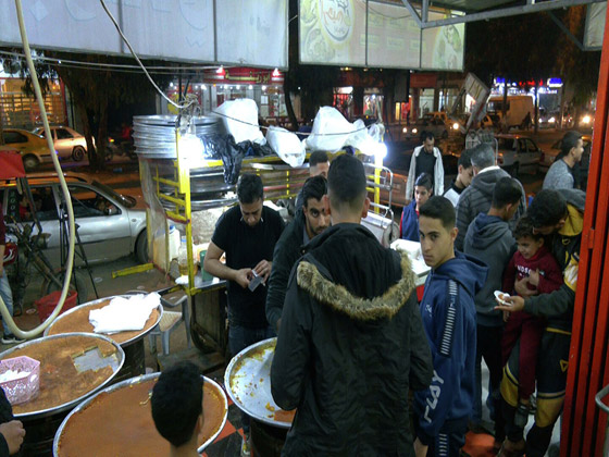 فيديو وصور: ابو شادي (أبو الغلابة) يبيع حلويات في غزة بأرخص الاسعار ! خلي الفقير ياكل  صورة رقم 4