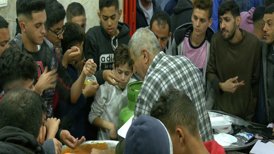 فيديو وصور: ابو شادي (أبو الغلابة) يبيع حلويات في غزة بأرخص الاسعار ! خلي الفقير ياكل  صورة رقم 2