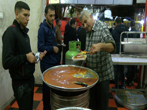 فيديو وصور: ابو شادي (أبو الغلابة) يبيع حلويات في غزة بأرخص الاسعار ! خلي الفقير ياكل  صورة رقم 1
