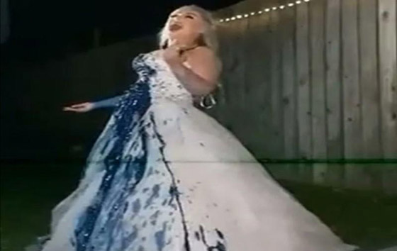 أغرب احتفال لسيدة بطلاقها من زوجها.. هذا ما فعلته بفستان زفافها! صورة رقم 2