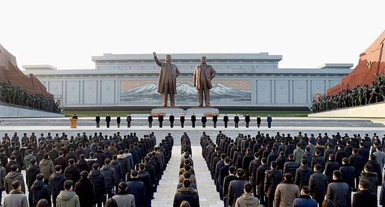 الزعيم يمنع شعبه من الضحك! محظورات غريبة لمدة 11 يوما بكوريا الشمالية صورة رقم 8