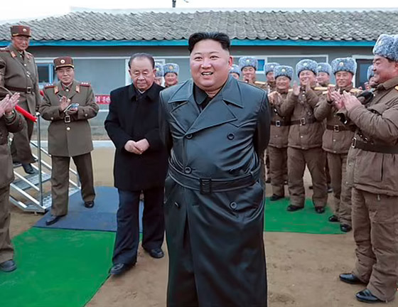 الزعيم يمنع شعبه من الضحك! محظورات غريبة لمدة 11 يوما بكوريا الشمالية صورة رقم 9