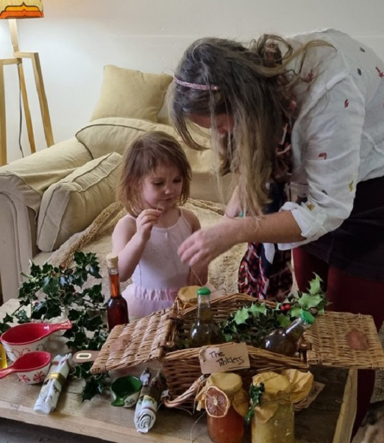 عائلة تحتفل بأعياد الكريسماس بطريقة صديقة للبيئة صورة رقم 2