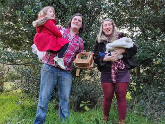 عائلة تحتفل بأعياد الكريسماس بطريقة صديقة للبيئة صورة رقم 5