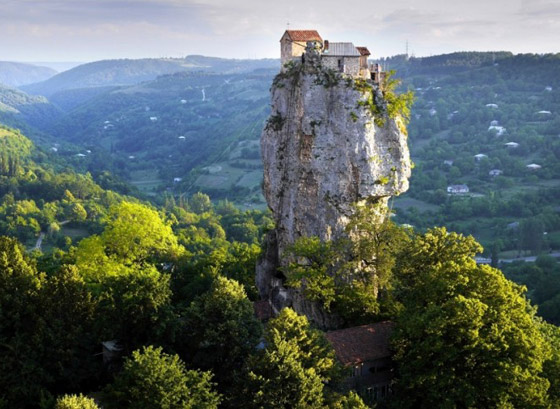 فيديو وصور: كنيسة لا أحد يعلم للآن كيف ومن بناها قبل ألف عام! صورة رقم 2