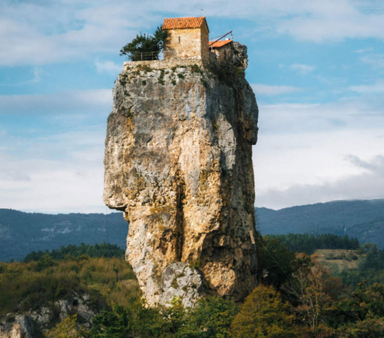 فيديو وصور: كنيسة لا أحد يعلم للآن كيف ومن بناها قبل ألف عام! صورة رقم 3