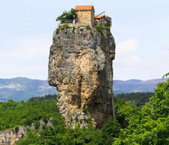 فيديو وصور: كنيسة لا أحد يعلم للآن كيف ومن بناها قبل ألف عام! صورة رقم 5